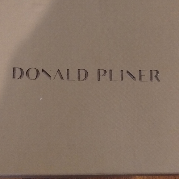 Donald Pliner - Picture 1 of 5
